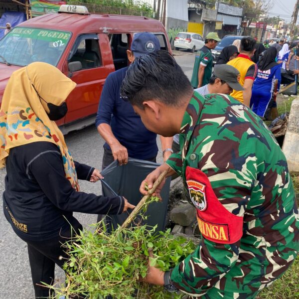 Bersih-Bersih Sampah Dukung Gerakan Indonesia Asri, Babinsa Jajaran…