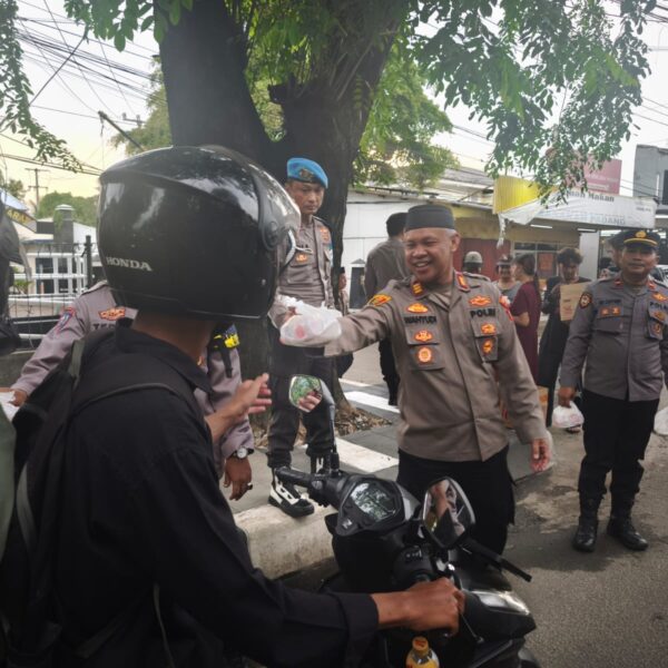 Dihari Pertama Puasa Polsek Bekasi Barat Bagikan Takjil…