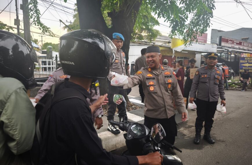 Dihari Pertama Puasa Polsek Bekasi Barat Bagikan Takjil Kepada Warga…