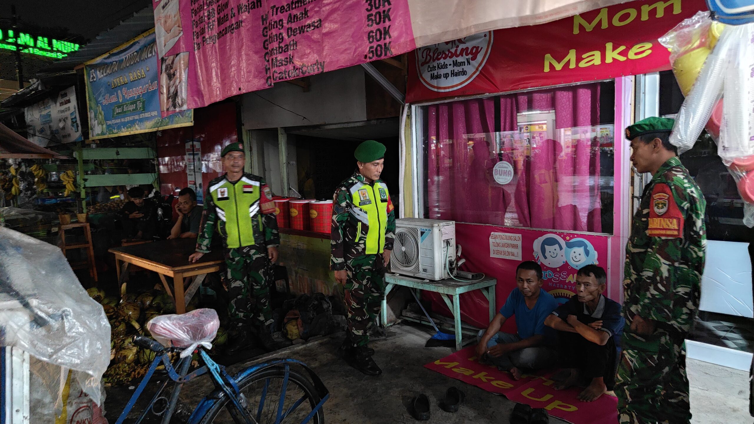 Personil Babinsa Koramil 01/Kranji Gelar Patroli Rutin, Wujud Nyata Tanggung Jawab Jaga Keamanan Warga