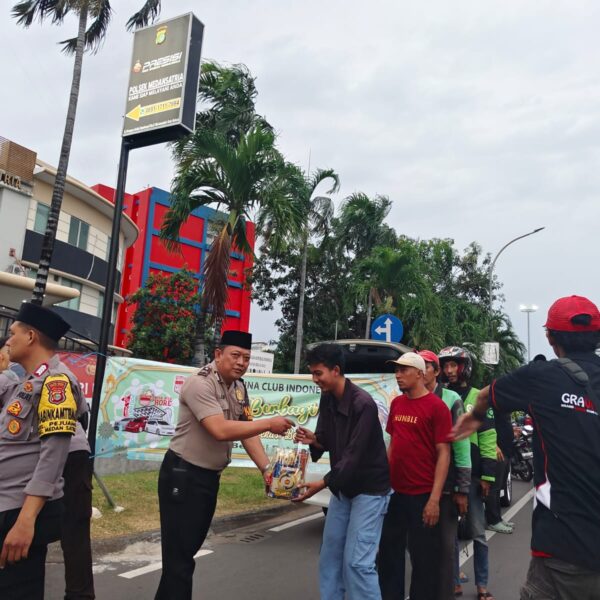 Polsek Medan Satria Bagikan 200 Bungkus Ta’jil kepada…