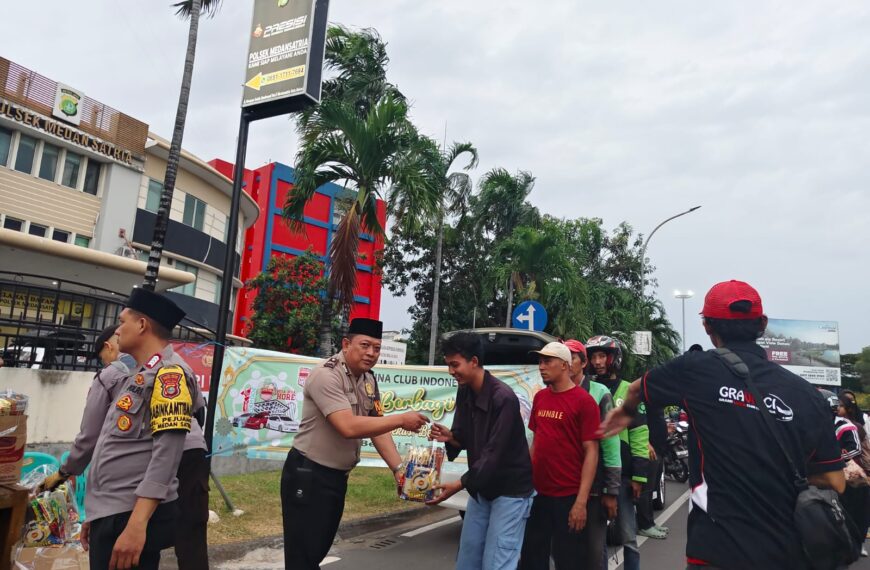 Polsek Medan Satria Bagikan 200 Bungkus Ta’jil kepada Warga, Wujud…