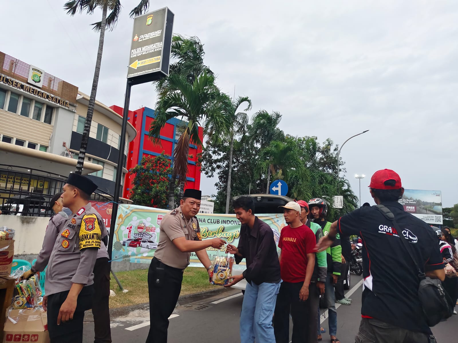 Polsek Medan Satria Bagikan 200 Bungkus Ta’jil kepada Warga, Wujud Kepedulian di Bulan Ramadan