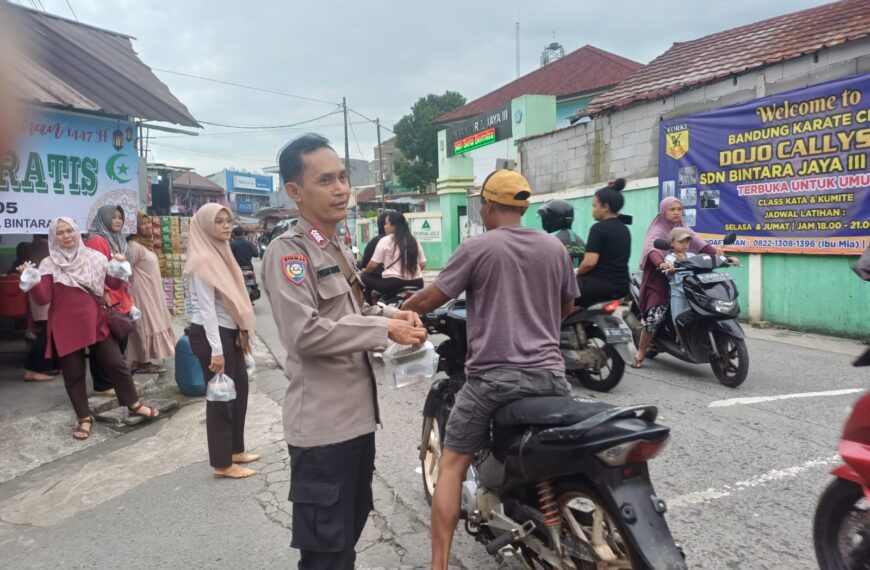 Bhabinkamtibmas Bintarajaya Polsek Bekasi Barat Bersama Kader Posyandu RW.05 Membagikan&hellip;
