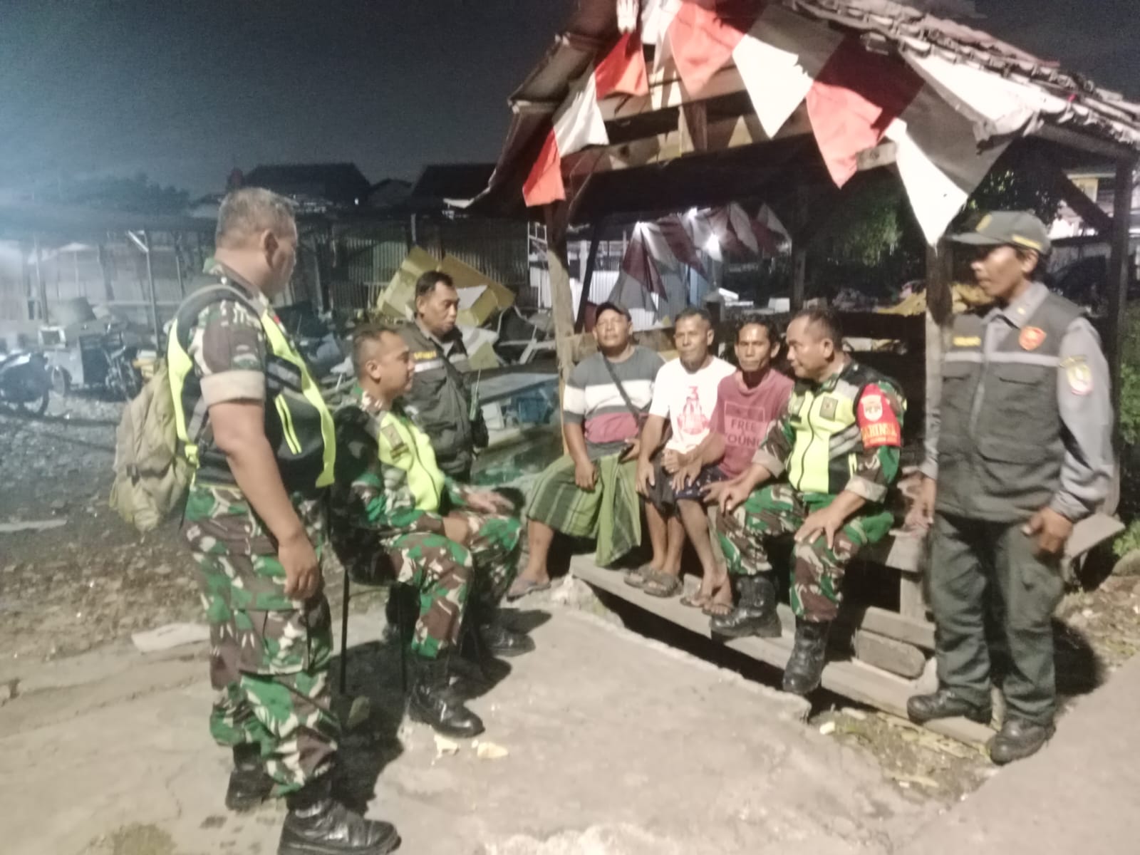 Patroli Maung dan Jalan Kaki Koramil 03/Teluk Pucung Intensifkan Pengamanan Wilayah Rawan Selama Ramadhan