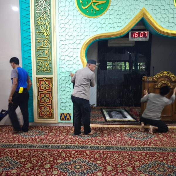 Bakti Religi Polsek Bekasi Barat Bersih-bersih di Masjid…