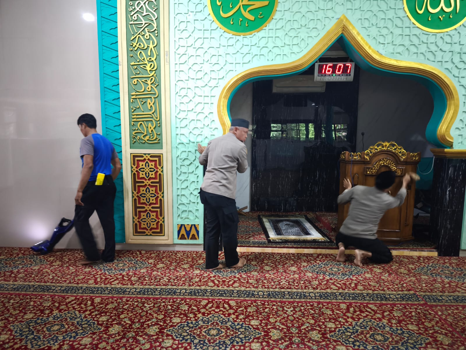 Bakti Religi Polsek Bekasi Barat Bersih-bersih di Masjid Asy Syuhada Kranji