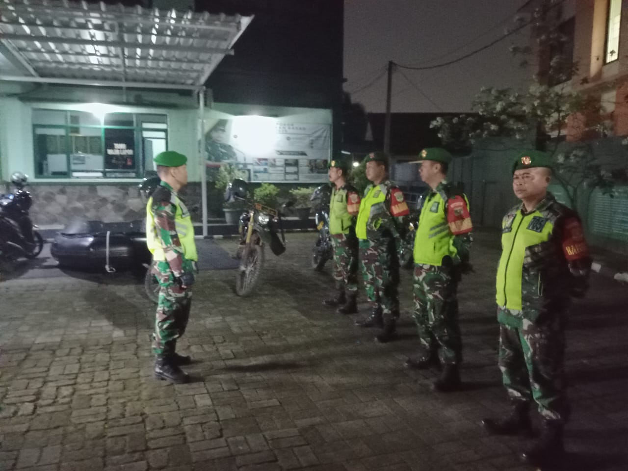 Patroli Jalan Kaki Personil Gabungan Babinsa Koramil 05/Bantar Gebang Bersama Linmas dan Mitra Jaya Tekankan Keamanan Serta Kenyamanan Warga