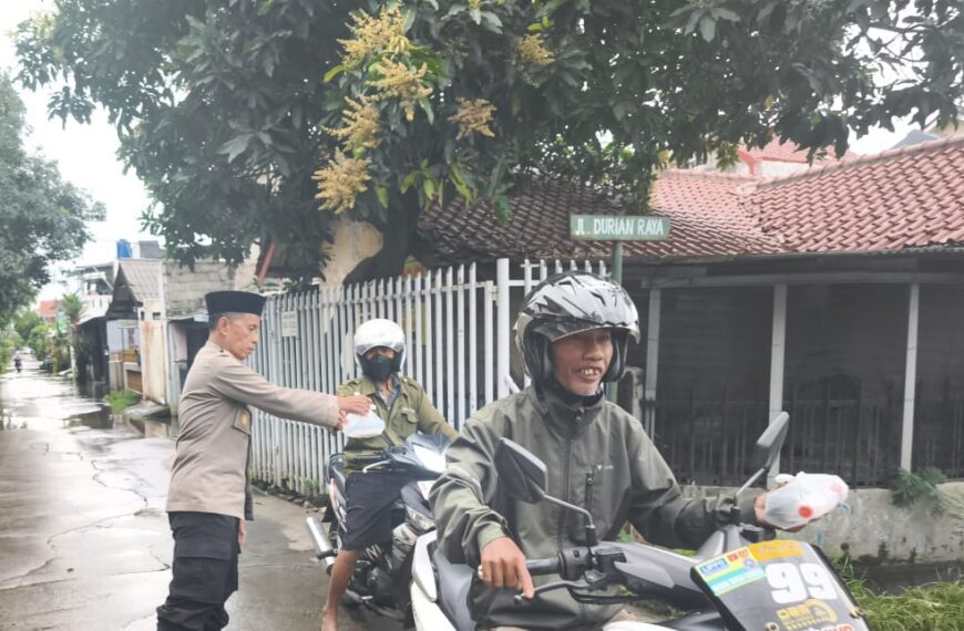 Berbagi Berkah Ramadhan, Polsek Bekasi Barat Bagikan Takjil&hellip;