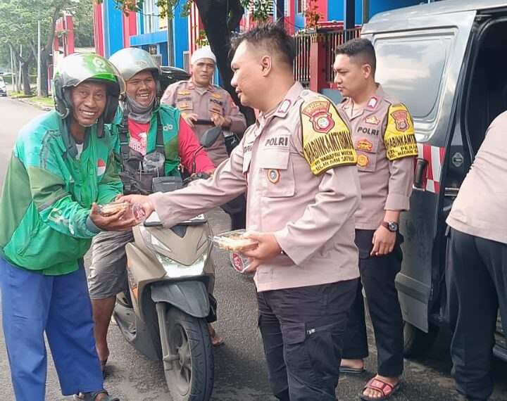 Polsek Medansatria Bagikan Ta’jil kepada Pengendara dalam Program Bang Jasri&hellip;