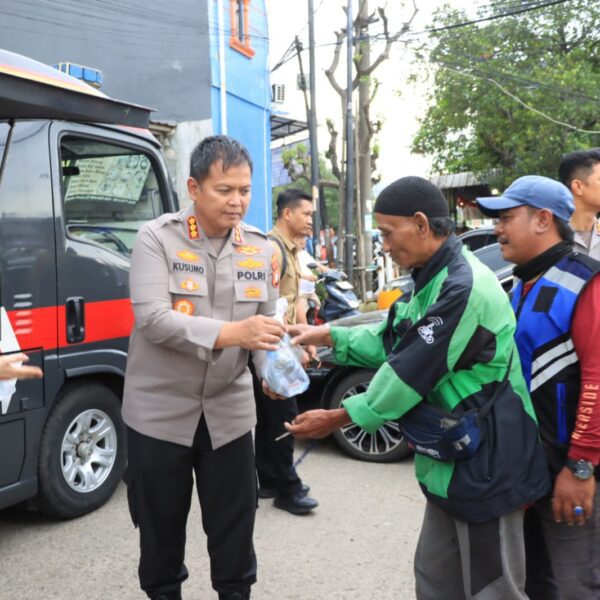 Ramadhan Peduli “Kapolres Berbagi Takjil Untuk Berbuka Puasa…