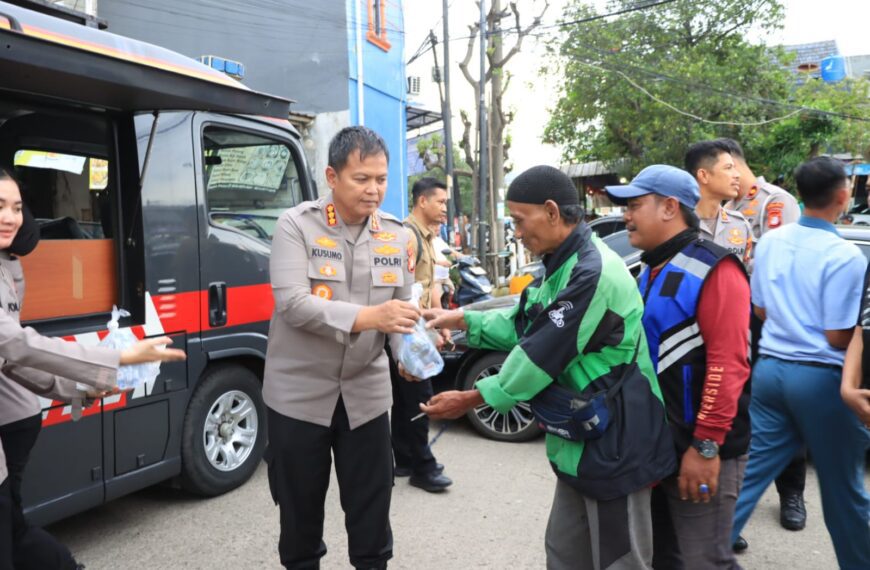 Ramadhan Peduli “Kapolres Berbagi Takjil Untuk Berbuka Puasa Warga Medansatria”
