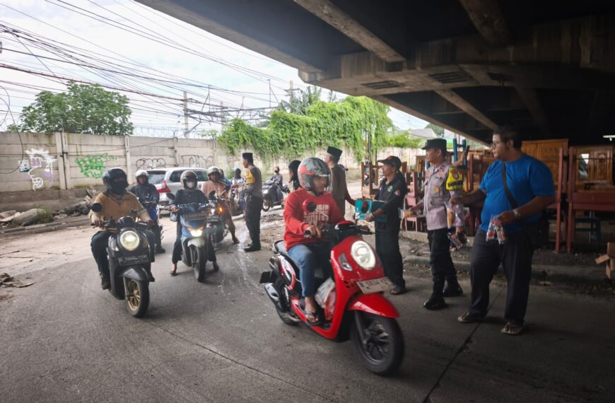 Berbagi Berkah Ramadhan, Polsek Bekasi Barat Bagikan Ratusan Paket Takjil&hellip;