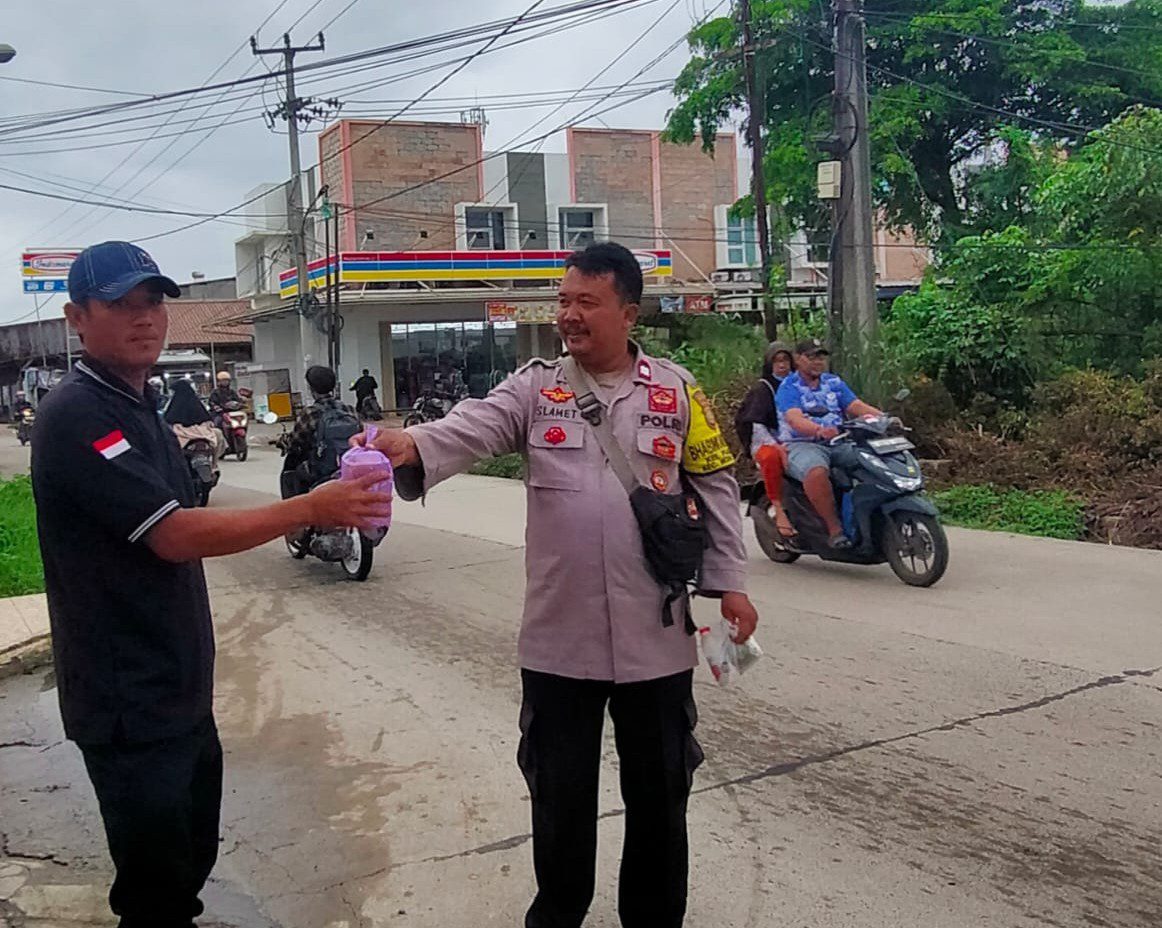 Polsek Medan Satria Sapa Pengendara di Kawasan THB Lewat Pembagian Takjil Gratis