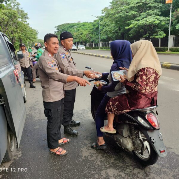 Polsek Medan Satria Bagikan 100 Paket Ta’jil kepada…