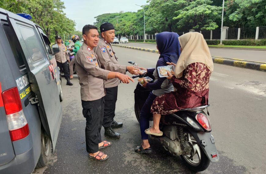 Polsek Medan Satria Bagikan 100 Paket Ta’jil kepada Masyarakat di…