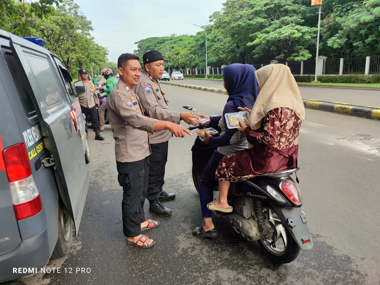 Polsek Medan Satria Bagikan 100 Paket Ta’jil kepada Masyarakat di Bulevar Harapan Indah