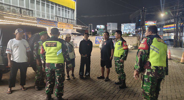 Patroli Maung dan Jalan Kaki Personil Babinsa Koramil 02/Pondok Gede Jamin Keamanan Masyarakat