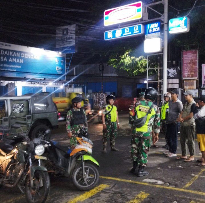 Patroli Sinergis Babinsa dan Warga, Koramil 02/Pondok Gede Perkuat Keamanan Wilayah Binaan bersama Komduk dan Siskamling