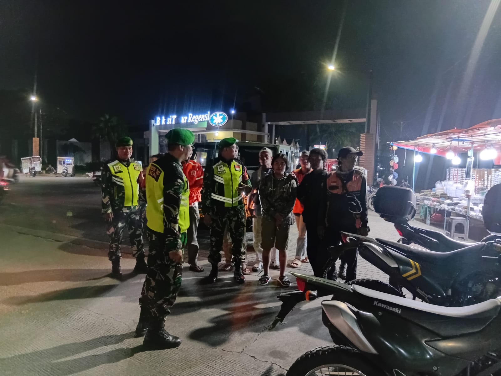 Patroli Gabungan Koramil 05/Bantar Gebang dan Linmas Ajak Warga Aktif Jaga Keamanan Lingkungan