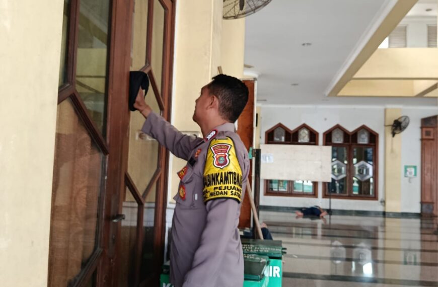 Polsek Medan Satria Bersihkan Area Masjid Nurul Firdaus…