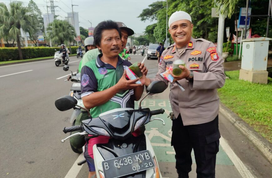 Aksi Cooling System Ramadhan, Iptu Endang Dahyudi Pimpin Pembagian Takjil…