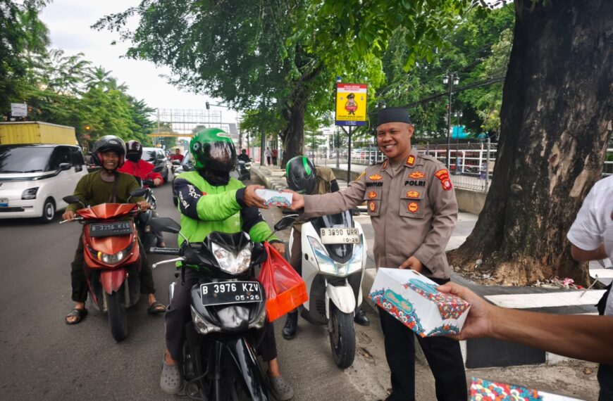 Polsek Bekasi Barat Berbagi Takjil, Tebar Berkah Ramadhan di Kranji