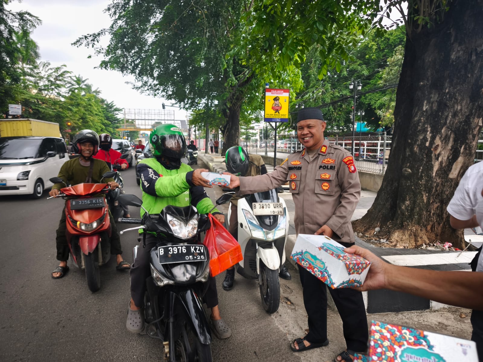 Polsek Bekasi Barat Berbagi Takjil, Tebar Berkah Ramadhan di Kranji