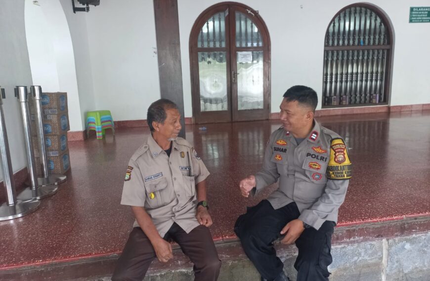 Bhabinkamtibmas Kebon Kacang Sambangi Satpam Masjid Said Naum, Sampaikan Imbauan…