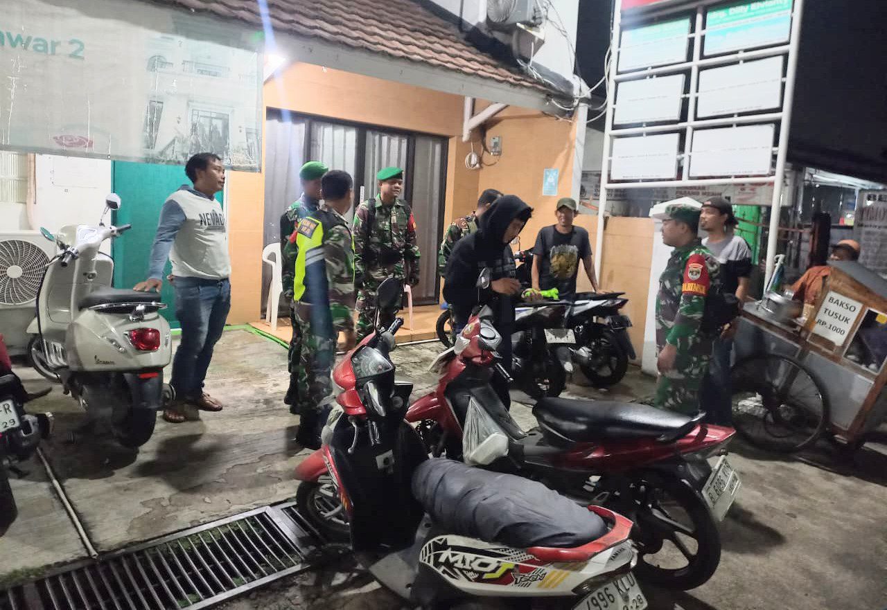 Jaga Kondusifitas Wilayah, Koramil 04/Jati Asih Laksanakan Patroli Malam Bersama Satpol PP dan Linmas