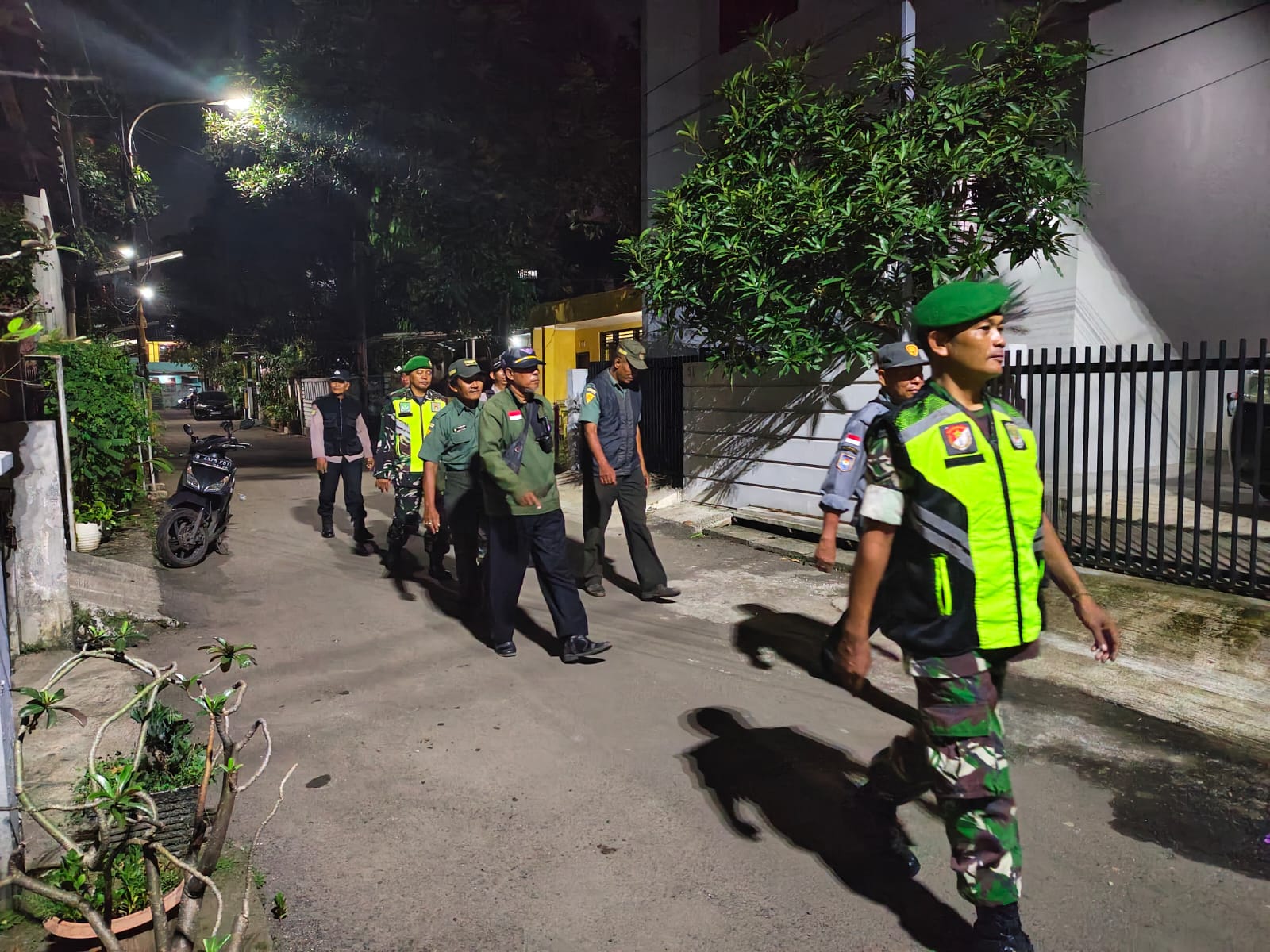 Antisipasi Kejahatan Saat Idul Fitri, Koramil 01/Kranji Bersama Linmas Patroli Keliling Pemukiman