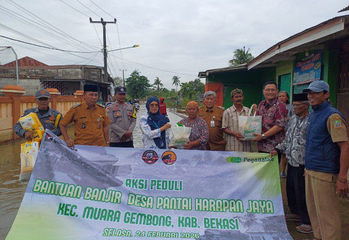 Pegadaian Salurkan Bantuan Kemanusiaan untuk 1.500 KK Korban Banjir di Muara Gembong