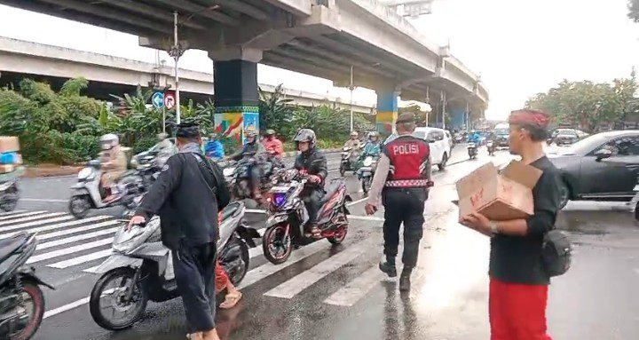 Ormas JAJAKA DPC Duren Sawit Bagikan 400 Paket Takjil kepada Pengguna Jalan di Kalimalang