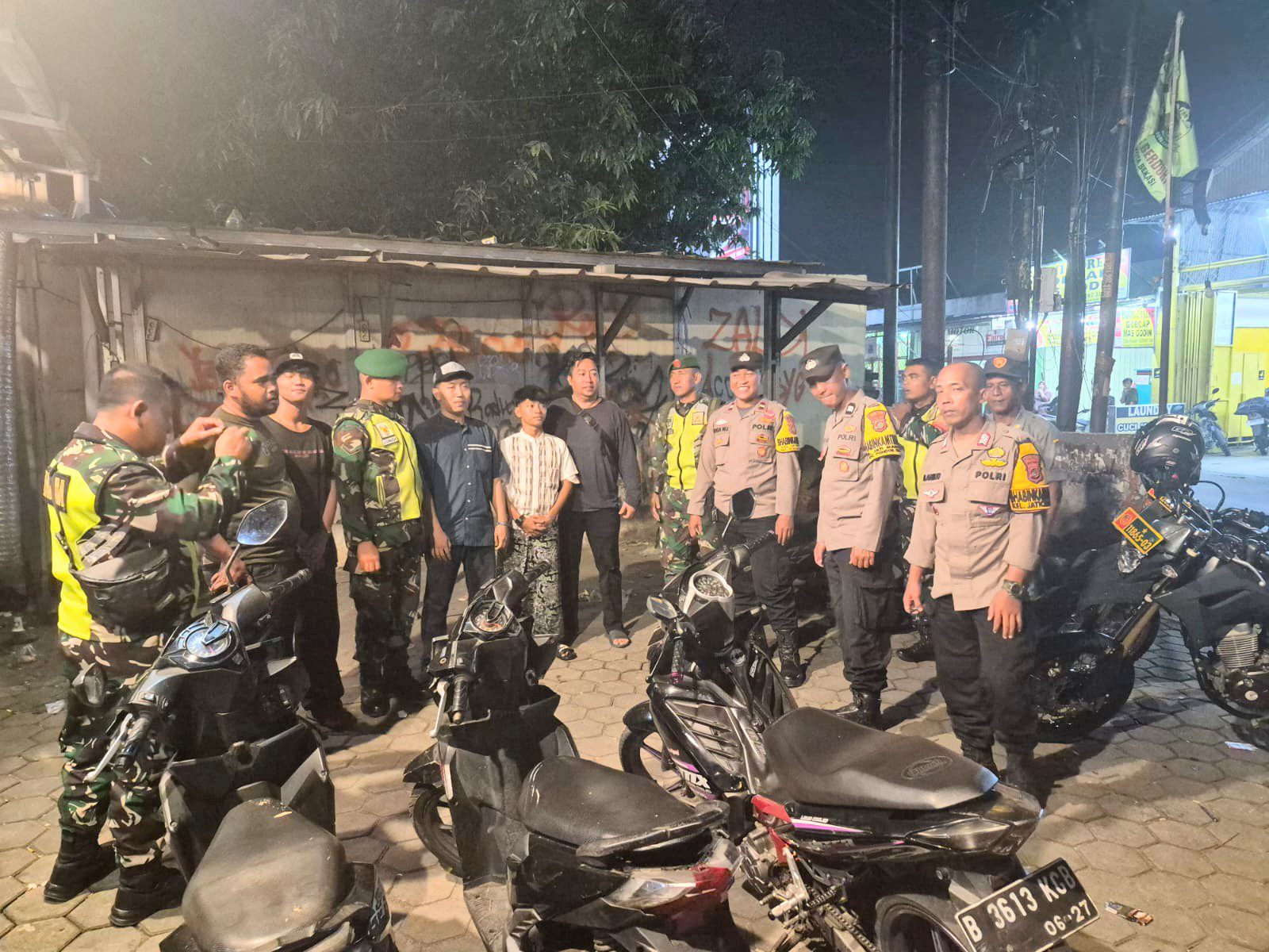 Patroli Gabungan Koramil 02/Pondok Gede dan Polsek Pondok Gede Fokus Amankan Titik Rawan