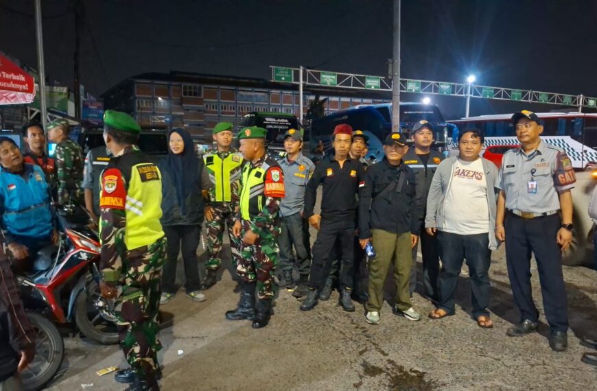 Patroli Jalan Kaki, Koramil 03/Teluk Pucung Intensifkan Kamtibmas dan Edukasi&hellip;