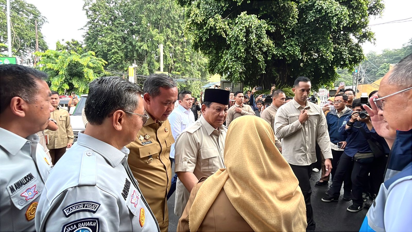 Wali Kota Bekasi Sambut Presiden RI Jenguk Korban Kecelakaan KA Bekasi Timur di RSUD CAM