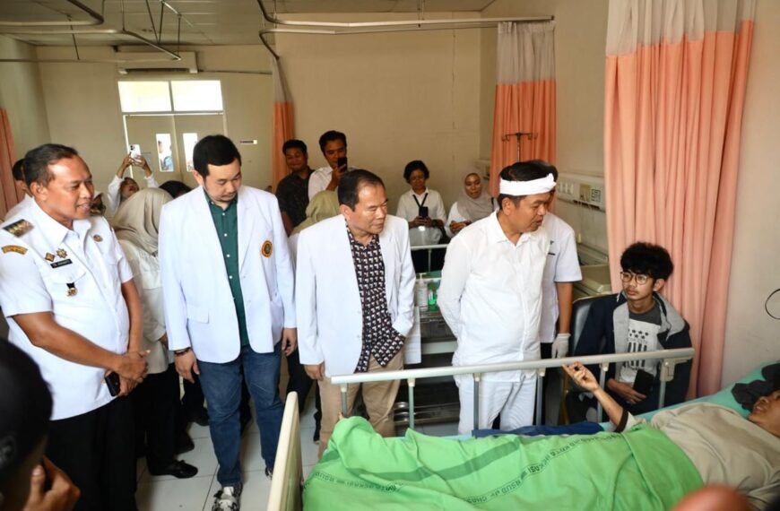 Wali Kota Bekasi Dampingi KDM Jenguk Korban,&hellip;