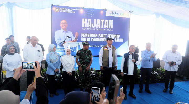 Dandim 0507/Bekasi Dampingi Menko Pangan RI Kunjungan Kerja, Bagikan Ratusan Paket Sembako Kepada Ojek Online