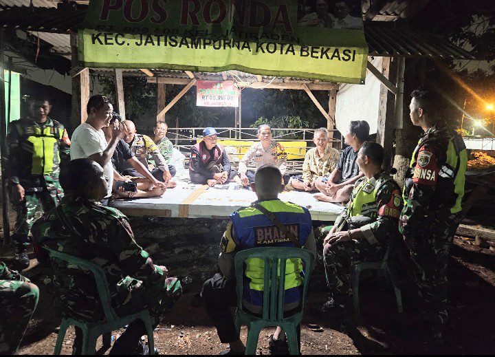 Patroli Gabungan Koramil 02/Pondok Gede dan Polsek Pondok Gede Pastikan Keamanan Wilayah Tetap Kondusif