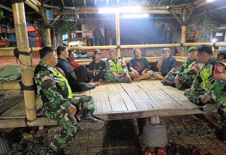 Sinergi Koramil 03/Teluk Pucung dan Linmas Perkuat Keamanan Wilayah Melalui Patroli Rutin