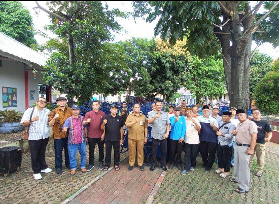 Kelurahan Pondok Kopi Terima 22 Unit Gerobak Sampah dari CSR PAM JAYA