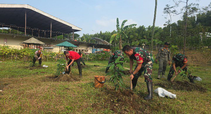 Peringati Hari Bumi, Koramil 02/Penjaringan Bersama 3 Pilar Tanam 1.000 Pohon Buah