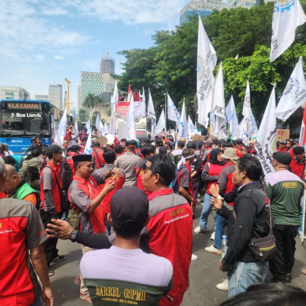 100 Orang Buruh Datangi DPR/MPR dalam Rangka Mayday,&hellip;