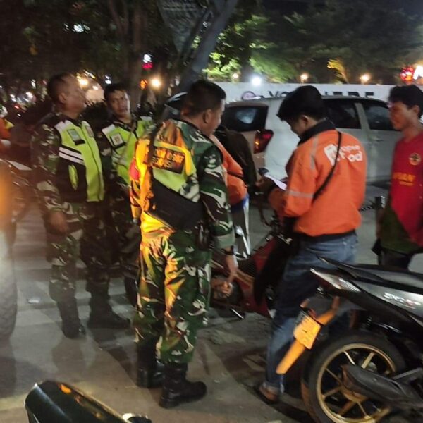 Patroli Malam Rutin, Koramil 03/Teluk Pucung Tingkatkan Keamanan&hellip;