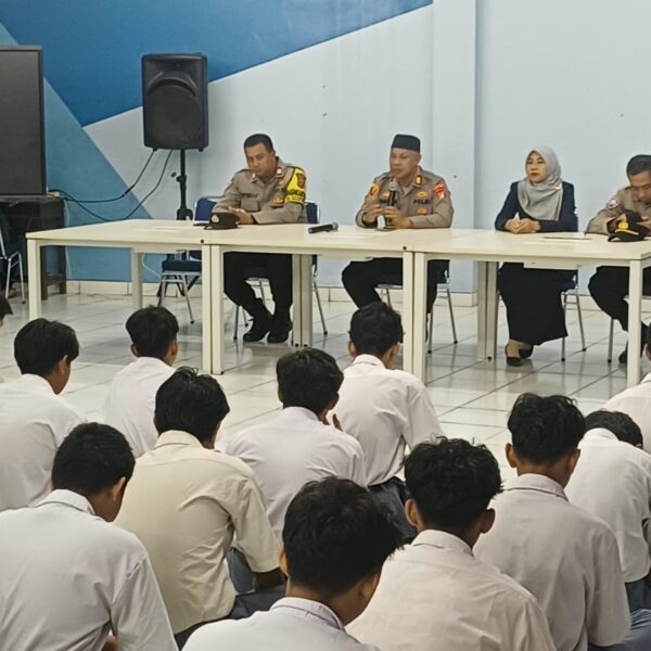 Dalam Upaya Antisipasi Tawuran Kapolsek Bekasi Barat Berikan&hellip;