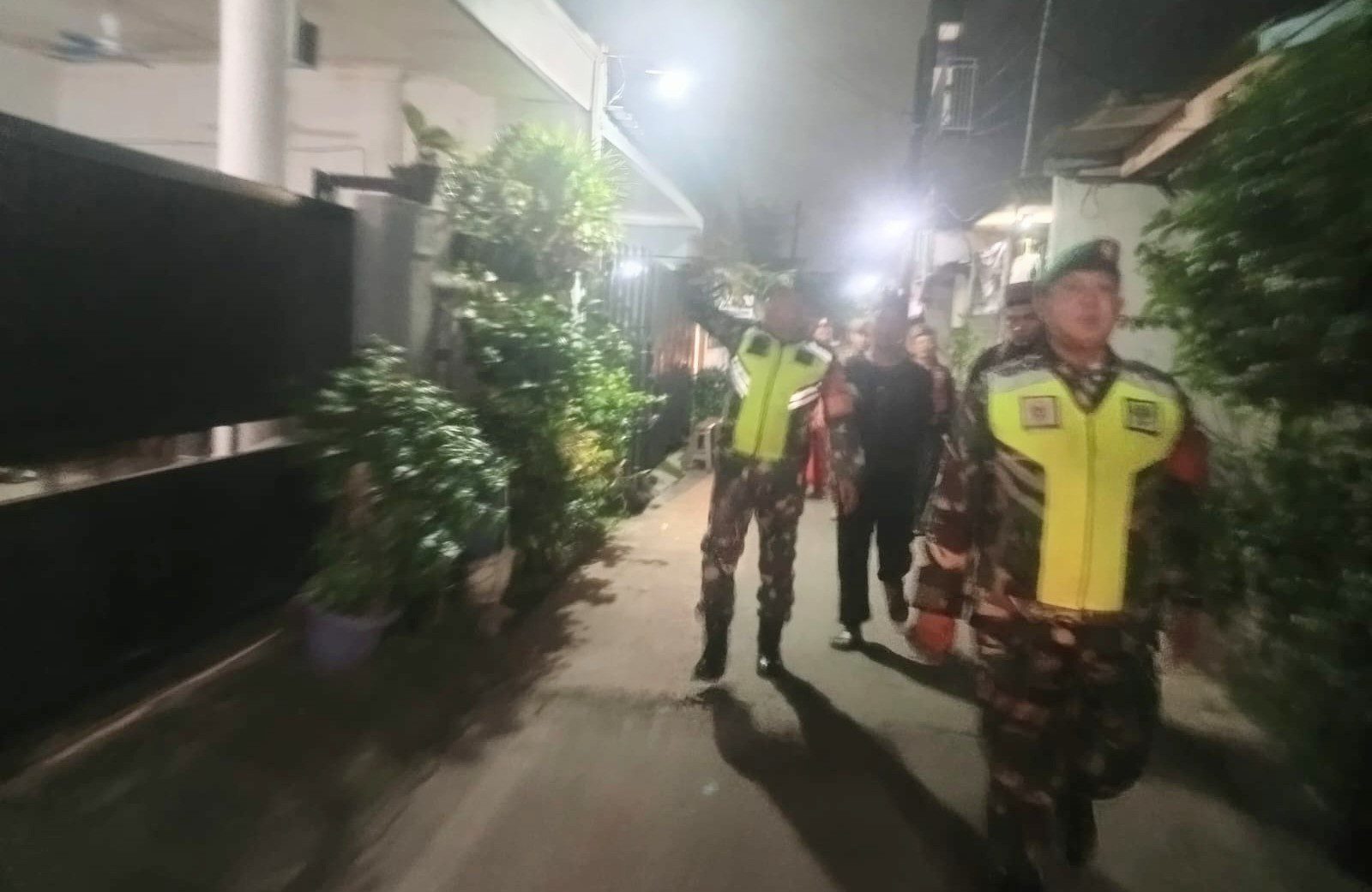 Sinergitas Antar Instansi, Patroli Malam Koramil 01/Kranji Perkuat Keamanan Wilayah