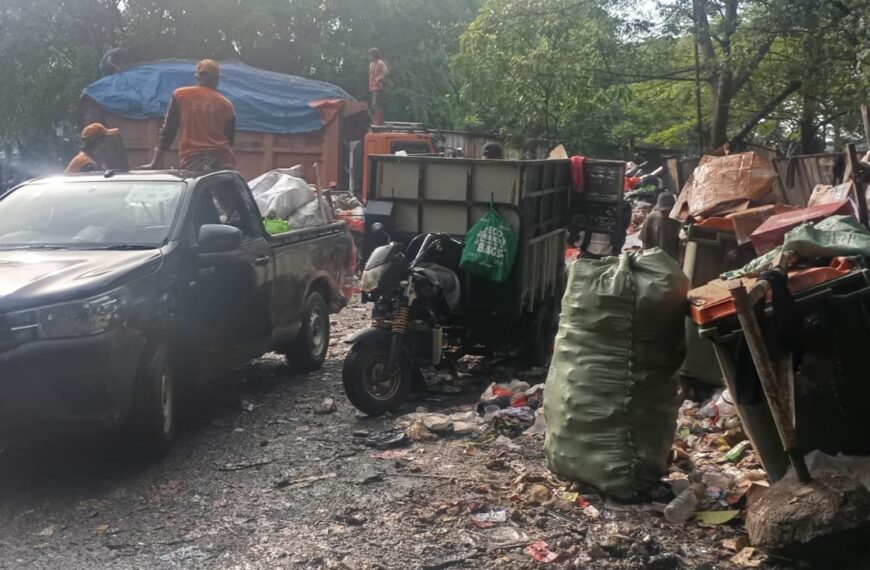 Petugas dan Warga Kompak: TPS di Jatinegara Bebas Pungli, Kebersamaan&hellip;