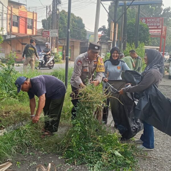 Bhabinkamtibmas Jakasampurna Bersama Warga Gelar Sabtu Bersih di&hellip;