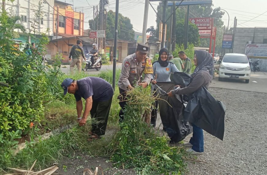 Bhabinkamtibmas Jakasampurna Bersama Warga Gelar Sabtu Bersih di Jalan Patriot