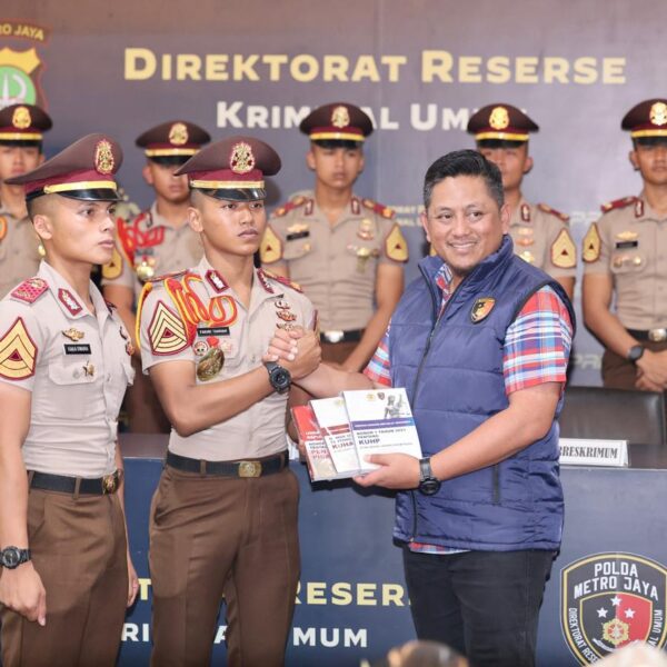 Wadir Reskrimum Polda Metro Jaya Serahkan Referensi Hukum&hellip;